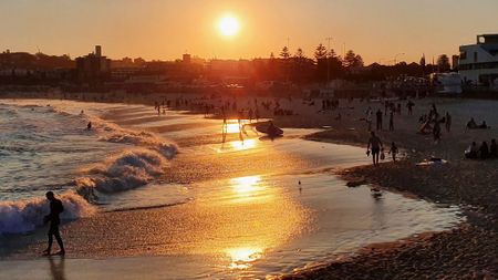 Bright & Breezy 1-Bedroom Apartment Just Steps from Bondi Beach - Photo 4