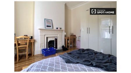 Large room in shared apartment in Stoneybatter, Dublin - Photo 2