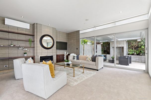 CASTOR BAY - Top Quality Luxury Family home with breath taking views - Photo 1