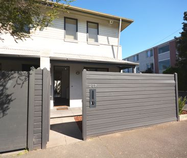 Fresh & Bright Three-Bedroom Townhouse in Prime Ripponlea Location! - Photo 1