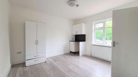 Ivanhoe Road, Middlesex, TW4 - Photo 2