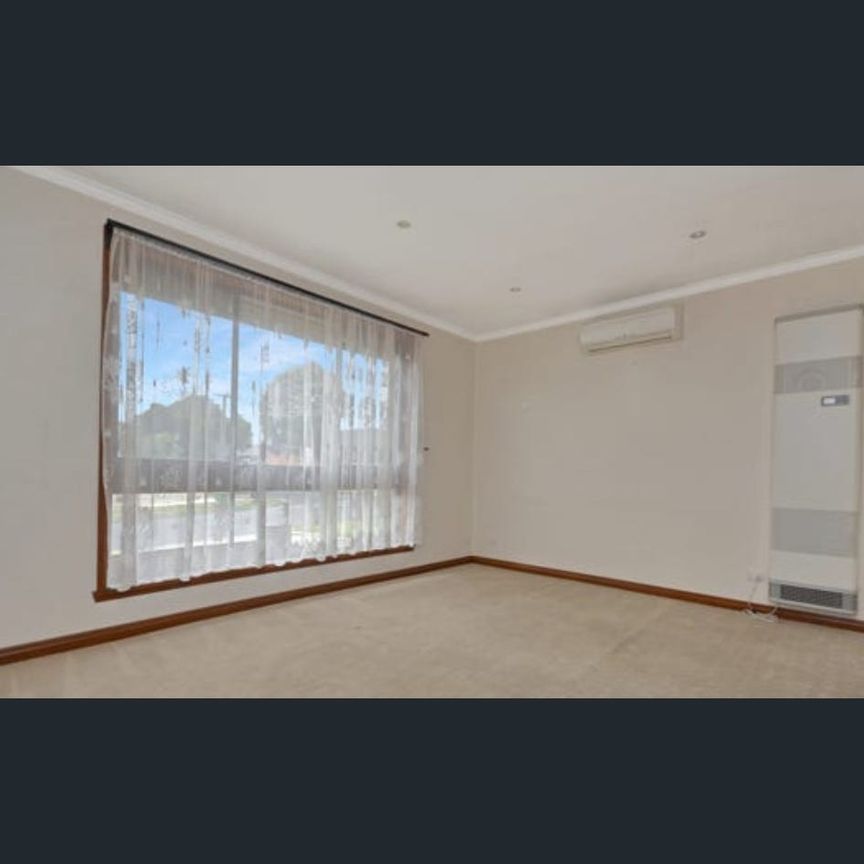 Comfortable living in a prime Preston location - Photo 1