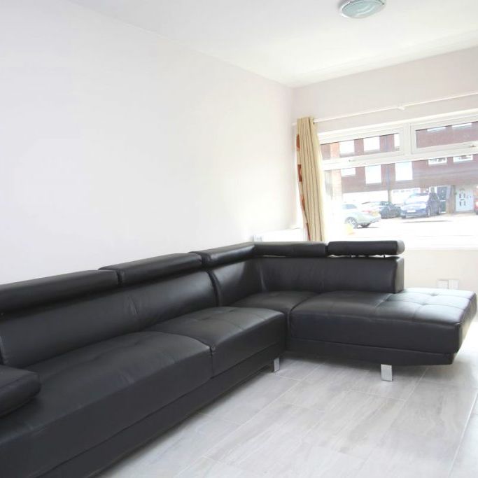 STUDENT 6 Double Bedroom House – Thames Ditton (Alston Close, KT6) - Photo 1