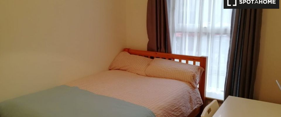 Room to rent in 4-bedroom flat in Stoneybatter, Dublin - Photo 1