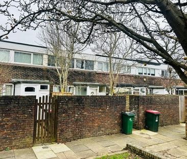 Broadfield, Crawley 3 bedroom house to rent - Photo 1