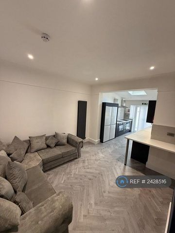 1 bedroom in a house share to rent - Photo 3