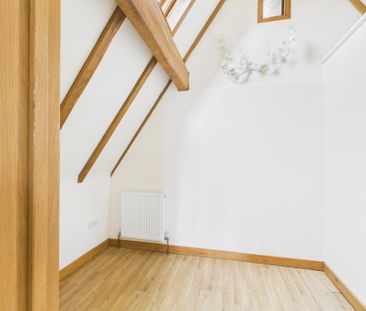 2 bedroom character property to rent - Photo 3