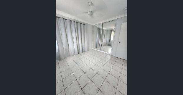 Oonoonba located top floor one-bedroom unit - Photo 1