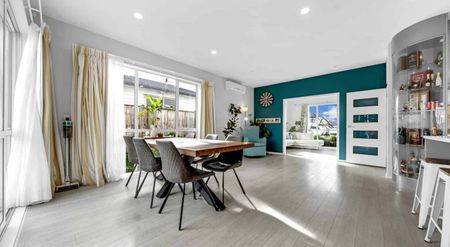 5 Bedroom Family Stunner! - Photo 5