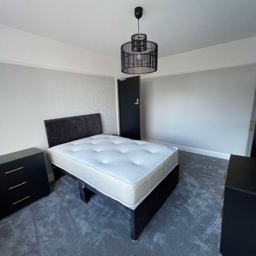 Newly Decorated Double Room in Hounslow - Photo 1