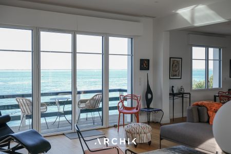 Architecture du début du XXème siècle, cette belle demeure d'inspiration néo-basque d'environ 400 m2, située en première ligne, dispose d'un panorama d'exception entre le centre-ville d'Arcachon et la plage Pereire. - Photo 4