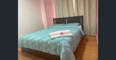 Freshly Renovated, Fully Furnished 3 bedroom house - Photo 4