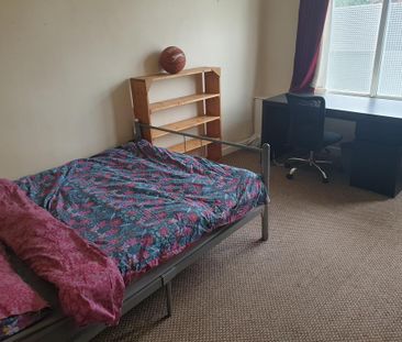 4 bedroom end of terrace house to rent - Photo 4