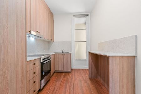 RENOVATED 2 BEDROOM PROPERTY ON COOGEE BEACH ! - Photo 4