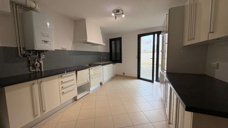 Location Maison 4 pièces 123m² ARCAIS 79210 - Photo 4