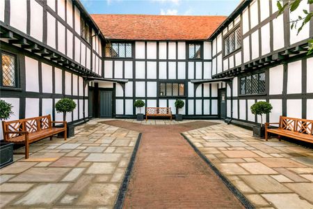 Fabulous first floor apartment of quality and character with courtyard garden and allocated parking - Photo 2