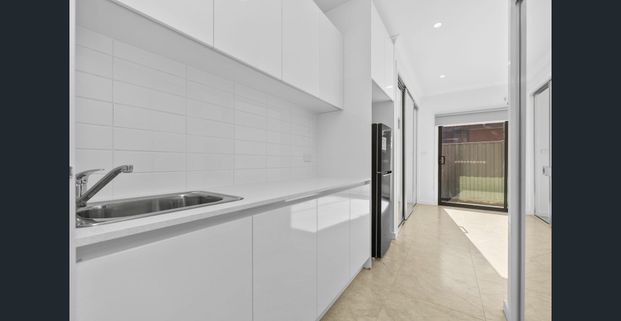 *** Private Room with Ensuite and Private Courtyard ~ All Utilities Included + Free Wi-Fi - Common Kitchen and Common Laundry Onsite - Photo 1