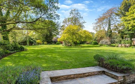 Character family home in a village setting - Photo 4