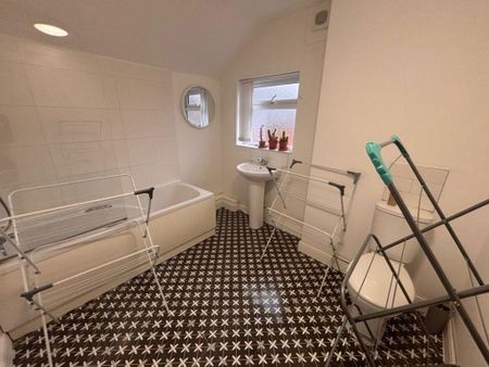 1 bedroom in a house share to rent - Photo 4