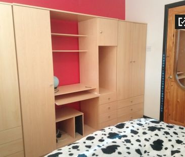 Double Bedroom for rent in 4-Bedroom House in Clontarf - Photo 5