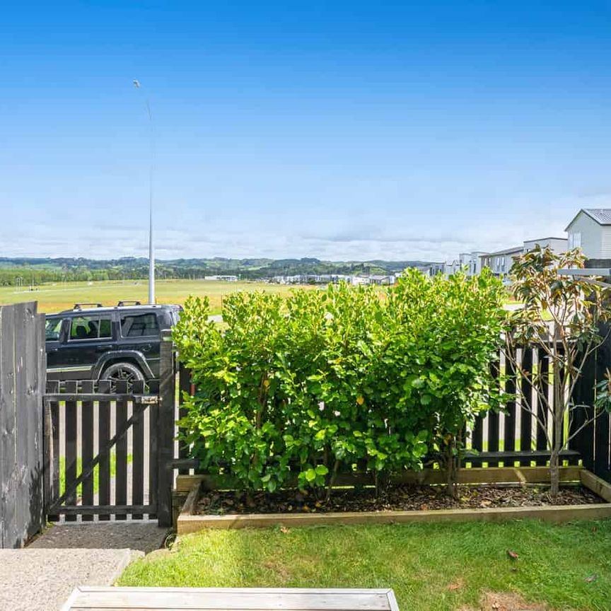 Immaculate townhouse! - Photo 1