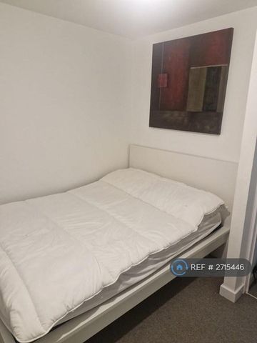 1 bedroom in a house share to rent - Photo 2