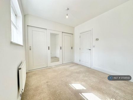 3 bedroom semi-detached house to rent - Photo 3