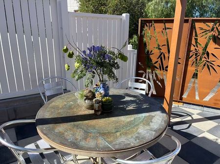Quiet, Sun-Drenched Upstairs Retreat in Remuera - Photo 2