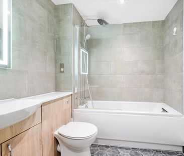 A two bedroom apartment to rent in Aldgate, E1. - Photo 4