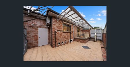 Front 2 Bedroom Villa with Lock Up Garage - Photo 2