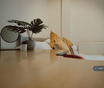 4 bedroom flat to rent - Photo 4