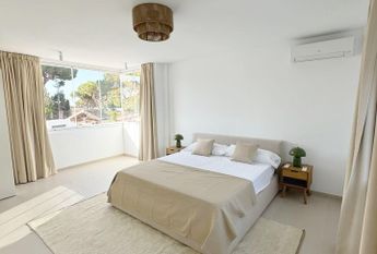 LARGE DETACHED VILLA WITH PRIVATE POOL AND GARDEN