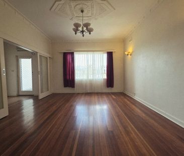 Neat 3-Bedroom Home in Convenient Royal Park Location - Photo 4