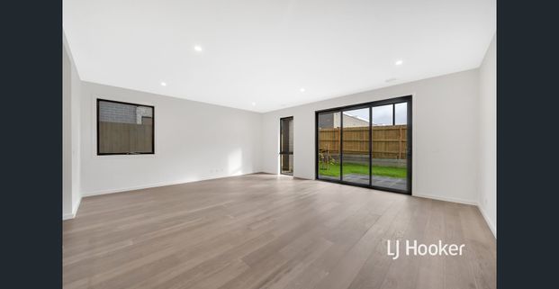 Stunning Luxury and Modern 5-Bedroom House for Lease! - Photo 1