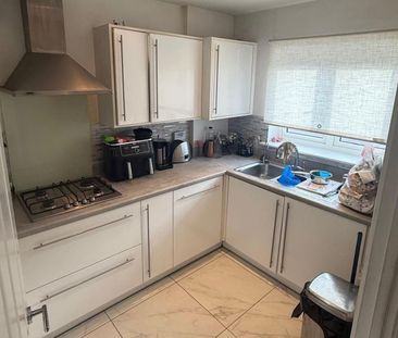 3 Bedroom House - Mid Terrace To Let - Photo 6