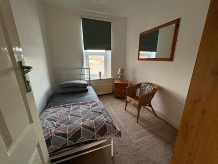 4 bedroom flat share to rent - Photo 3