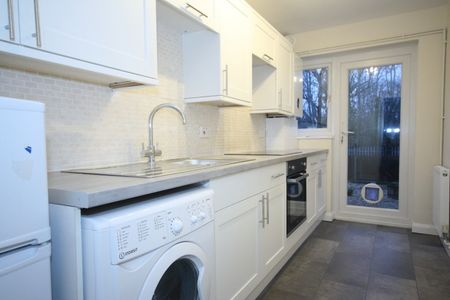 Fitzjohn Close, Guildford - Photo 2