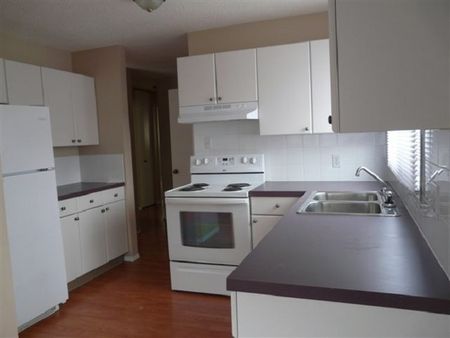 4 BEDROOM PET FRIENDLY HOME NEAR DOWNTOWN - Photo 2