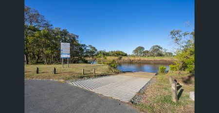 Versatile Family Home with Pool in Prime Strathpine Location - Photo 5