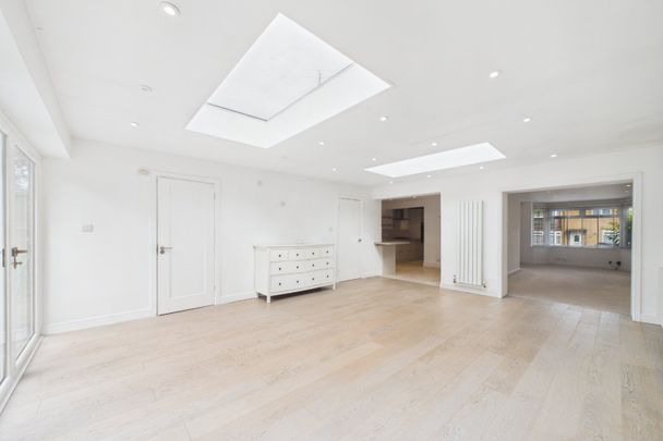 3 bedroom House in Moordale Avenue, Bracknell - Photo 1