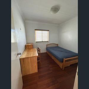 Furnished Studio with Ensuite bathroom , Bills &NBN Included - Photo 2