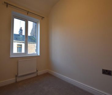3 Bedroom Terraced To Let - Photo 3