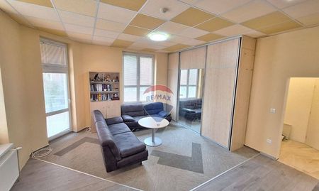 RE/MAX | Bývanie v centre s výhľadom a vlastným parkovaním v garáži - Fotografia 2