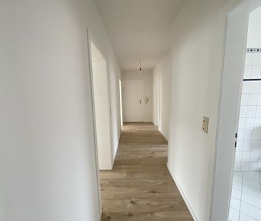 Renovierte 4-Zimmer-Wohnung mit zwei Bädern und Balkon frei! - Photo 1