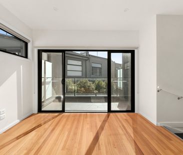 2/43 Albion Street, Essendon VIC 3040 - Photo 4