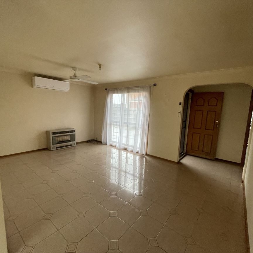 Delightful 3 bedroom unit - Photo 1
