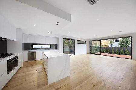Luxury Family Living in the Heart of Bentleigh East - Photo 4
