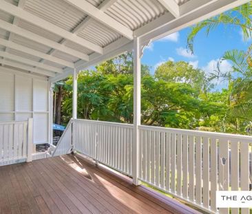 4 Bedroom Coastal Living at Its Best! - Photo 4