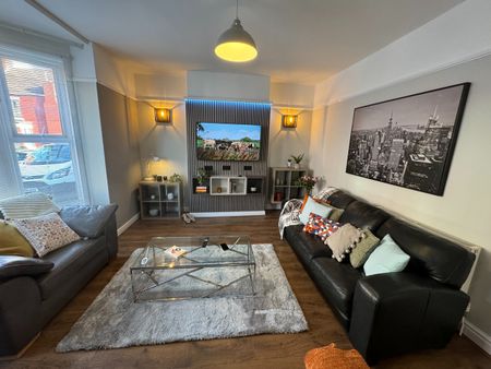 7 Bed Terraced House, Garmoyle Road, L15 - Photo 2