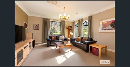 Beautiful Three Bedroom Home - Photo 3